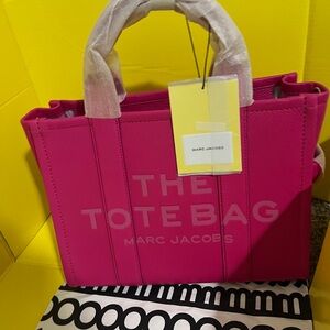Marc jacobs tote,Mediumleather-hot pink, new ,leather strap,authentic.